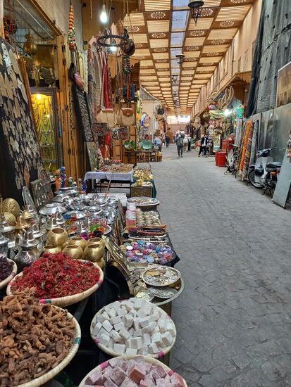 Schließlich sind wieder alle Geschäfte geöffnet und wir entdecken immer neue Gassen und Plätze.