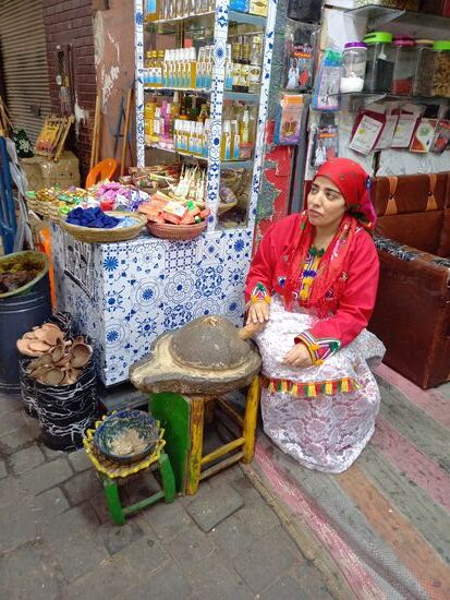 Hier wird aus Samen der Arganfrucht Arganöl gemahlen. Der Arganbaum wächst ausschließlich in Marokko. Das Öl wird als Speiseöl und in der Kosmetik verwendet.