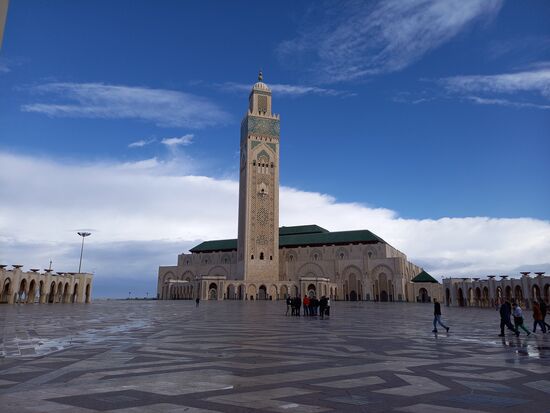 Die Moschee bei blauen Himmel