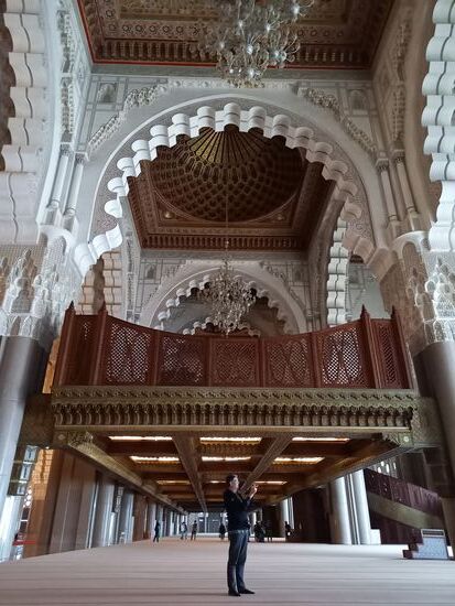 Alle verwendeten Materialien stammen aus Marokko. Einzig das Glas für die Kronenleuchter stammt aus Italien. Frauen und Männer beten getrennt. Die Frauen beten auf der oberen Ebene.