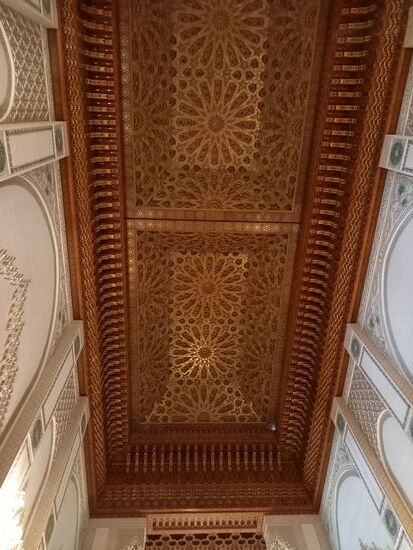 Der Blick nach oben gibt den Blick auf das aus Zedernholz gearbeitete Schiebedach frei.