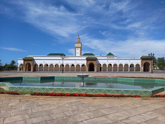 Auch dieser Springbrunnen und das dahinter liegende Gebäude befindet sich auf dem Areal rund um den Palast.
