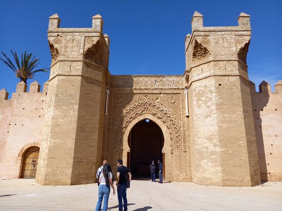 Auch durch dieses Tor dürfen wir leider nicht schreiten. Dahinter liegt verwunschen und eingewachsen eine ehemalige römische Siedlung. Zur Zeit wird dort restauriert.