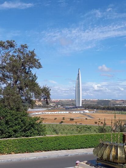 Blick auf ein neues Bürogebäude der Stadt.