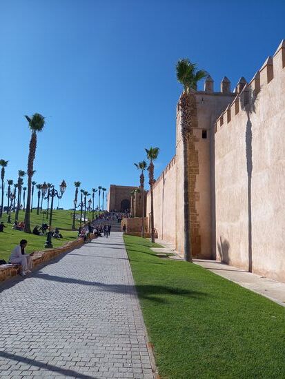 Hinter diesen Mauern liegt Kasbah des Oudayas. Dort machen wir einen kleinen Spaziergang.