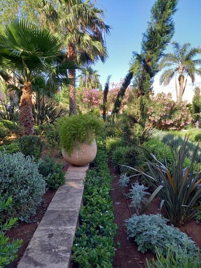 Hinter der Mauer liegt auch ein wunderschöner, kleiner Garten.