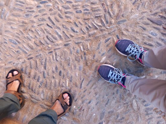 Auf teilweise antikem Pflaster schlendern wir mit unserer Reisegruppe durch die Gassen.