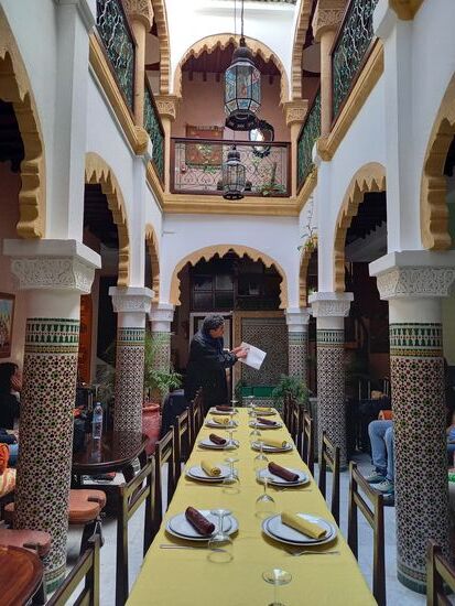 Der Tag endet in diesem wunderschönen Riad. Eine kleine Unterkunft wie aus 1001 Nacht.