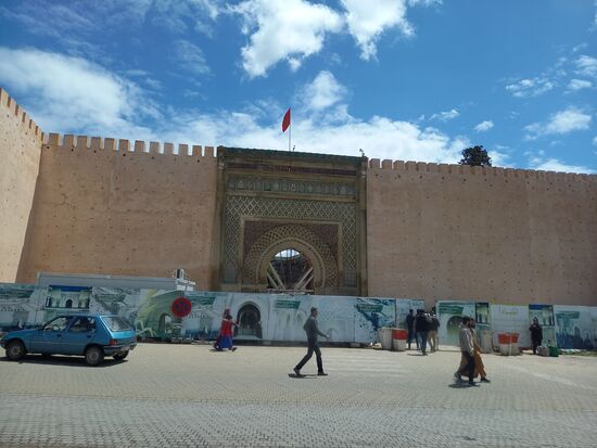 Die Stadt ist von mehreren Mauern umgeben.