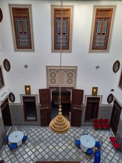 Im Innenhof vom Riad gibt es Abendessen.