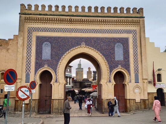 Am blauen Tor starten wir unsere Entdeckungstour.