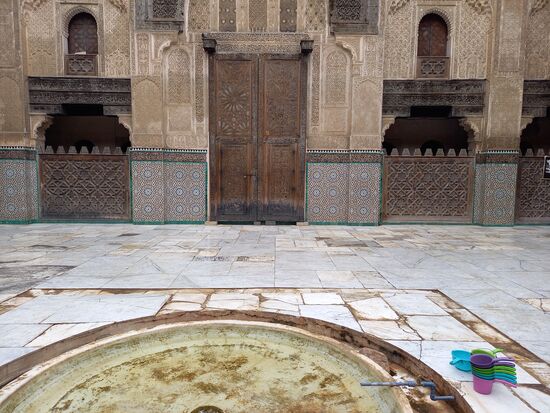 In der Mitte befindet sich ein Becken für die Waschung vor dem Gebet.