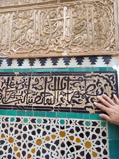 Aufwendige Keramik und kunstvolle Stuckarbeiten.