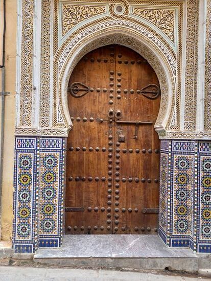 Wir sehen unzählige prachtvolle Eingangstore.