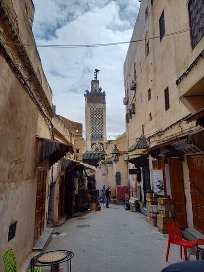 Am Ende dieser Gasse ist ein Minarett einer Moschee zu sehen.