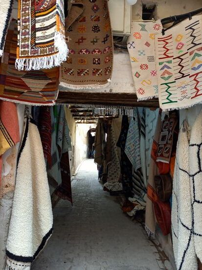 Auch Teppiche gehören zum Angebot der vielen Händler.