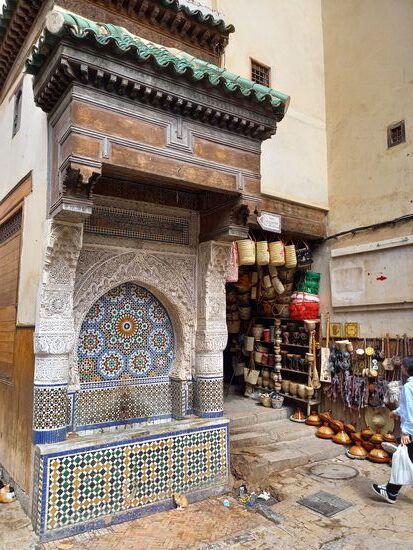 Dieser Brunnen befindet sich am Platz der Tischler