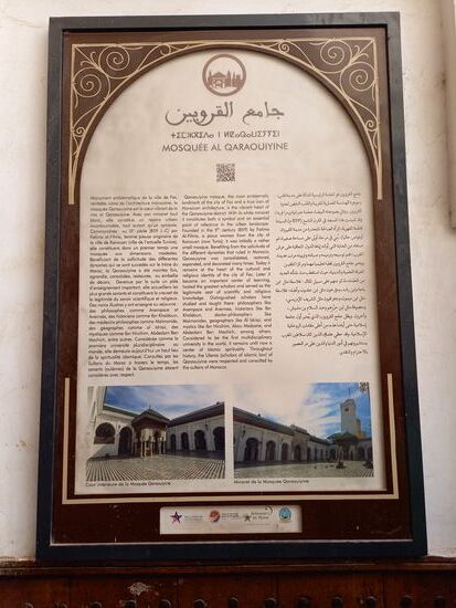 Nur wenige Schritte weiter dürfen wir einen Blick in den Hof der ältesten Universität werfen.