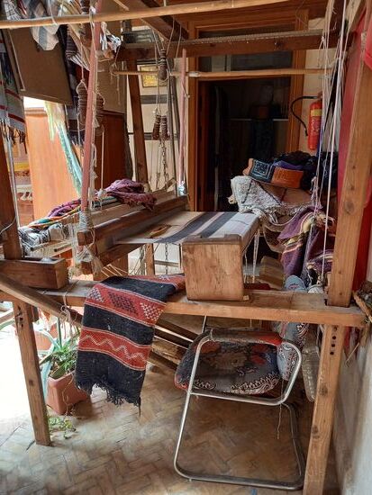 Ein Webstuhl wie wir es nur noch aus dem Museum kennen. Doch hier werden sie noch täglich benutzt.