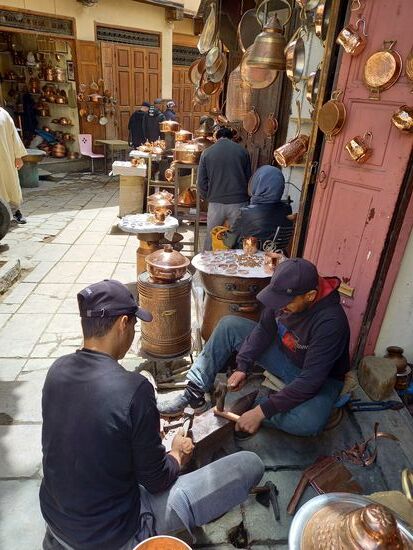 Auf diesem Platz kann man den Männern bei der Herstellung von Kupferware über die Schultern sehen.