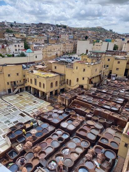 In den hellen Bottigen werden die Felle mit Kalk und Taubenmist gegerbt.