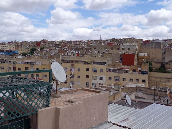 Auf jedem Dach sind Satelliten zu sehen