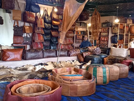 In den Geschäften neben der Gerberei wird tolle Lederware angeboten.