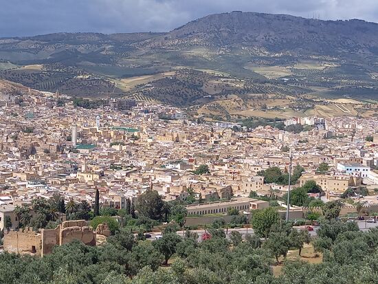 Nachdem wir stundenlang in dem lebendigen Museum der Altstadt unterwegs gewesen sind,  genießen wir von einer Anhöhe noch einen schönen Blick auf den Stadtteil.