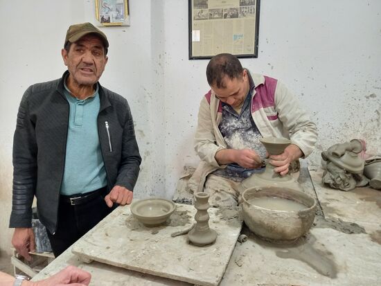 Wir dürfen den Handwerkern zusehen und bekommen alles erklärt.