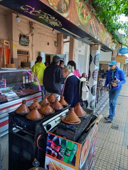 Zum Mittagessen gibt es Lammfleisch und Gemüse in der Tajine gegart - sehr lecker.