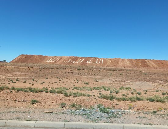 Hier wird Bergbau betrieben. Auf dem Hügel steht übersetzt Gott, König und Vaterland.