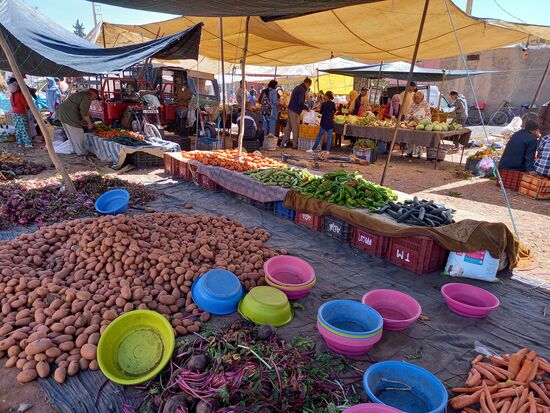 In einem kleinen Ort unterbrechen wir die Fahrt und gehen über den kleinen Markt.