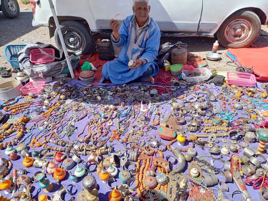 Er bietet reichlich Schmuck, kleine Dosen und Öllampen an.