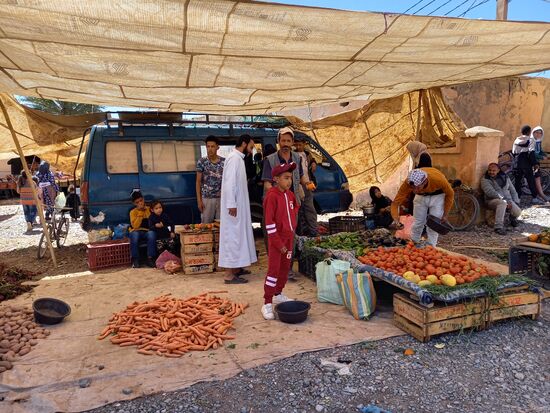 Zum Schutz vor der Sonne sind überall Planen gespannt.