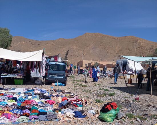 Es wird auch reichlich Kleidung angeboten, die als Altkleider aus Europa kommen.