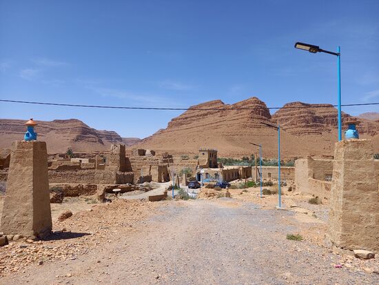 Im hohen Atlas ist das Siedlungsgebiet der Berber. Die typische Bauweise sind sehr massive Lehmbauten. Großfamilie leben in sogenannten Kasbash zusammen.