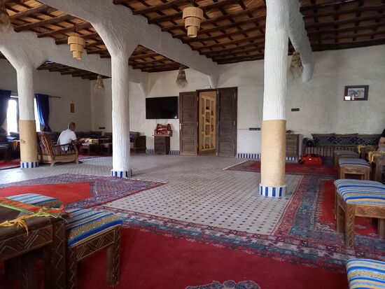 Im Hotel Ksar Bicha machen wir noch eine Teepause ehe es mit einem Allradfahrzeug weitergeht.