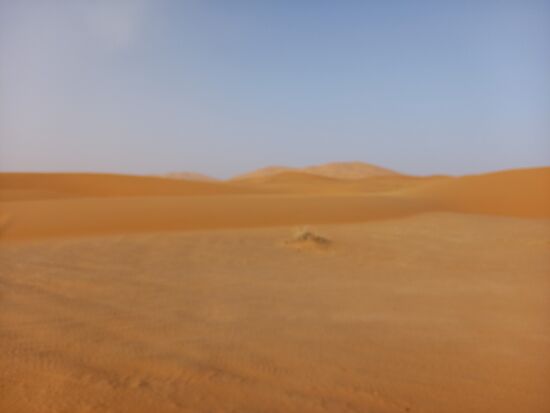 Über die Dünen ins Camp.