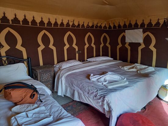 Nach Ankunft im Camp inspirieren wir unser Zelt um dann die Wüste auf uns wirken zu lassen.