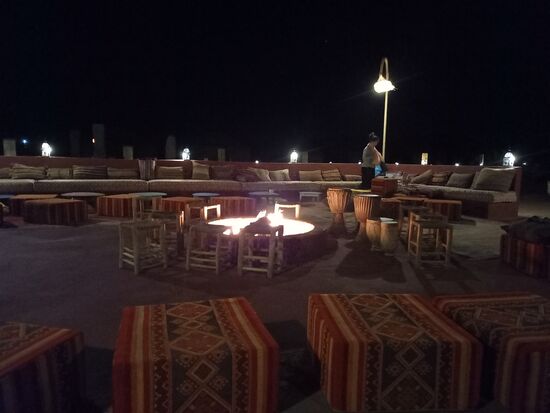 Am Lagerfeuer klingt der Abend mit dem Klang der Trommeln der Berber aus.