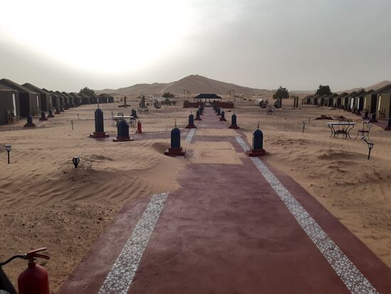 Im Wüstencamp stehen zwanzig Zelte. Alle sind mit einem eigenen Bad ausgestattet. Ein wahrer Luxus mitten in der Wüste.