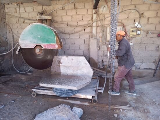 Eine riesige Steinsäge für die Bearbeitung.