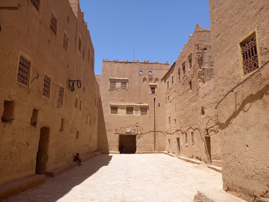 Unser nächstes Ziel ist die Kasar el Khorbat. Diese Kasbah wird von Familien bewohnt, es gibt ein Museum und ein Restaurant indem wir zu Mittag gegessen haben.