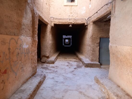 Etwas gestärkt und ausgeruht schauen wir uns die Kasbah an. Dicke Lehmwände und Decken sind aus Kokosholz.