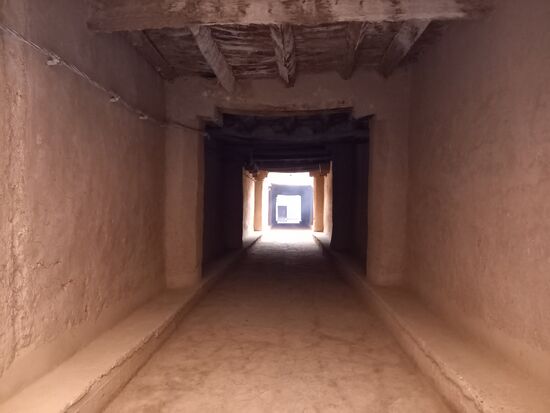 Es ist angenehm kühl in diesen Gängen.