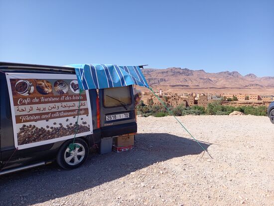 Diese kleinen, mobilen Cafés sieht man sehr häufig am Straßenrand. Ein Café kostet in der Regel 15 bis 20MDH, das sind 1,50 - 2€.