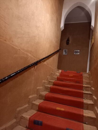 Nach einem langen Tag kommen wir im Kasbah Hotel Tomboctou in Tinerhir an. 
Noch die Treppe hoch und dann eine kurze Erholung im Zimmer.