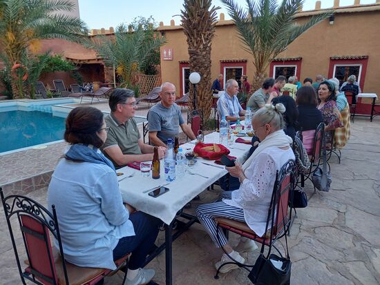 Der Abend endet im schönen Innenhof bei einem guten Essen.