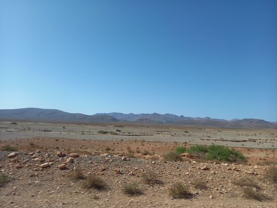 In dieser Gegend wird Bergbau betrieben.  In der Ferne sehen wir eine Silbermine.