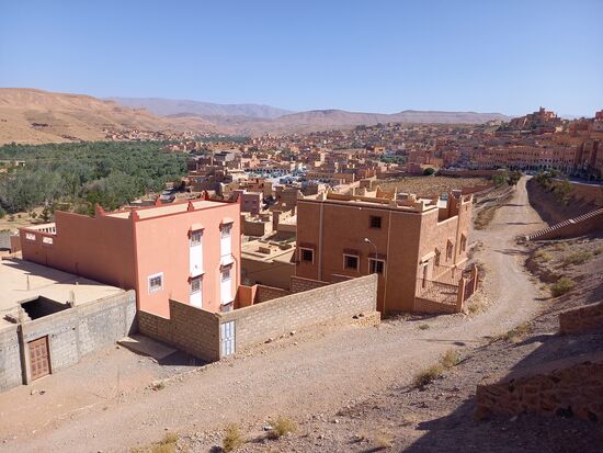 Wir schauen auf den Ort Boumalne und der Oase.